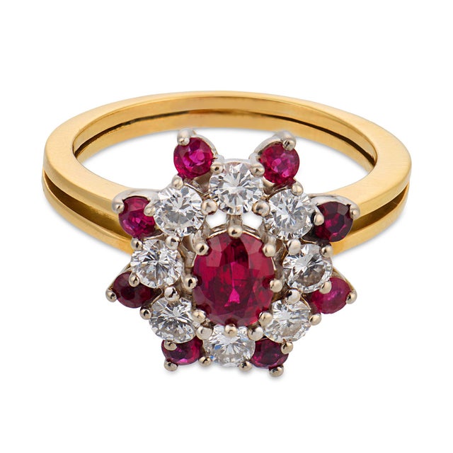 Contemporary Vintage Ruby Diamond 18k Gold Cluster Ring, Size 6.5 For Sale - Image 3 of 7