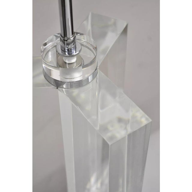Vintage Mid Century Modern Les Prismatiques Triple Lucite "Trefoil" Table Lamp For Sale In Philadelphia - Image 6 of 11