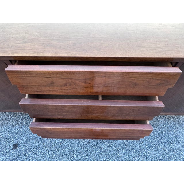 Vintage 1960s Walnut Wood Large Server Credenza by American of Martinsville For Sale - Image 10 of 12