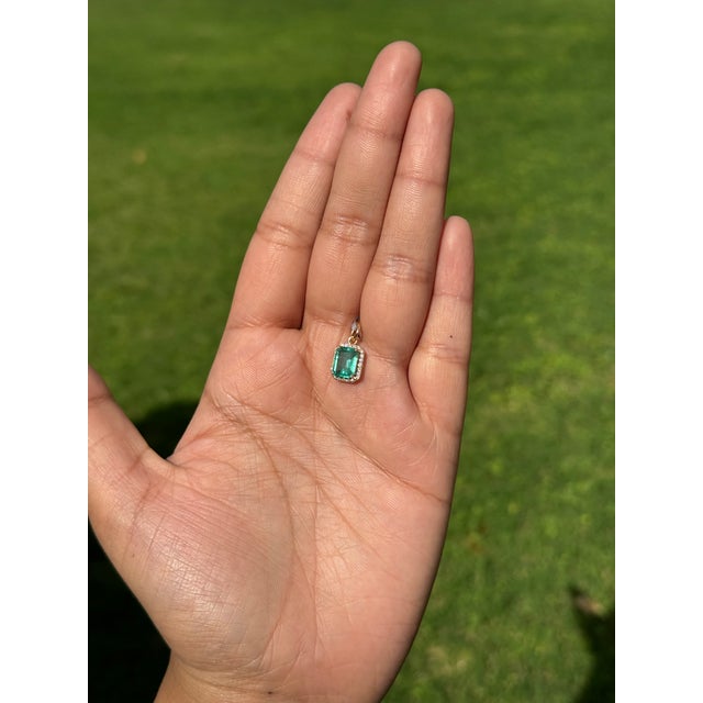Green Art Deco Charm 1.55ct Emerald Diamond Halo Pendant in 14k Yellow Gold For Sale - Image 8 of 14