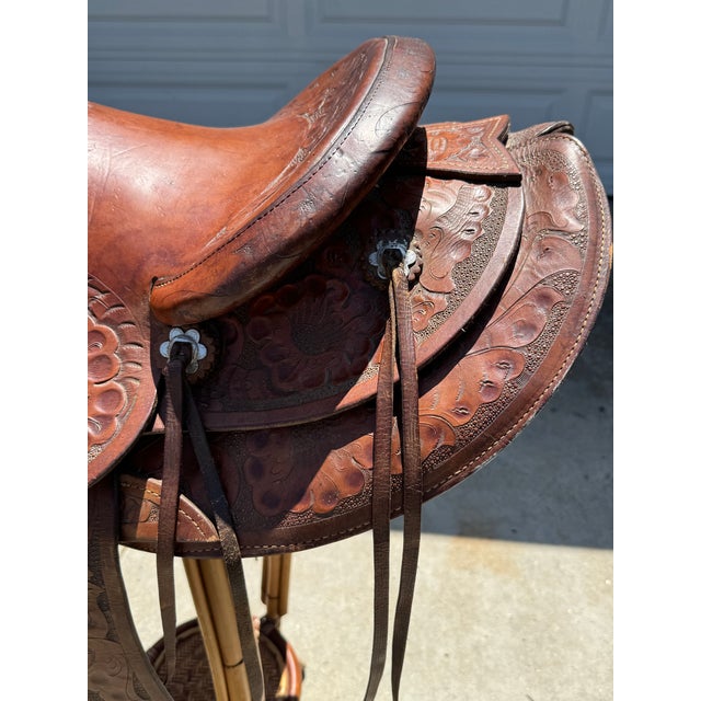 Brown Vintage Buck Steiner Hand-Tooled Western Saddle With Matching Saddlebags – Austin, Tx Made For Sale - Image 8 of 18