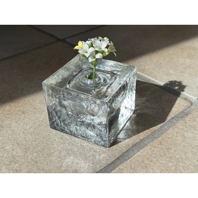 1970s Brutalist Glass Block Cube Vase with Optical Interior, Germany, 1970s For Sale - Image 5 of 7