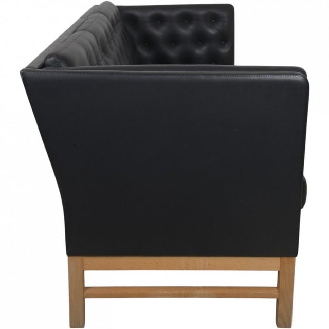 Erik Jørgensen EJ315 3.seater sofa upholstered in black leather with a frame of oak. The sofa is from the 2000s, and...