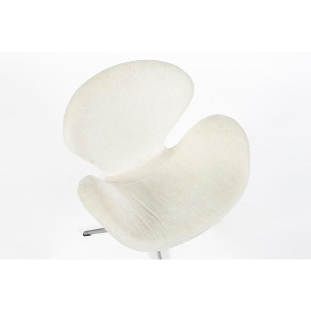 White Mid Century Danish Swan Chairs by Arne Jacobsen for Fritz Hansen 1960s, 2 Avail For Sale - Image 9 of 16