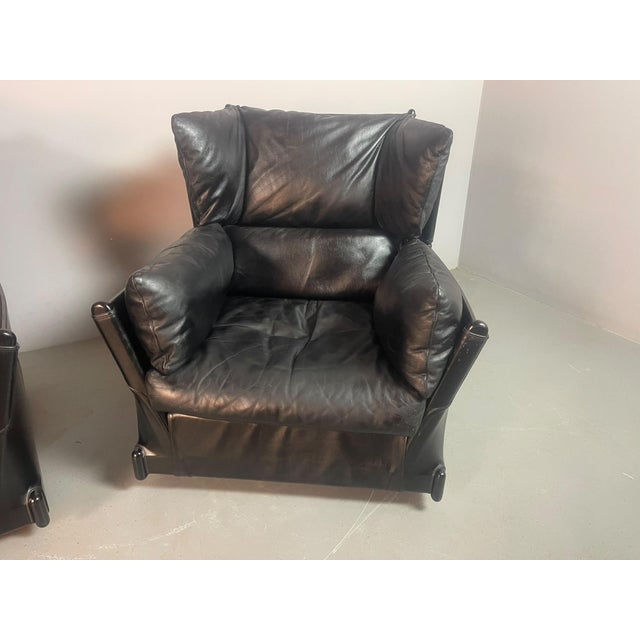 Viola dAmore Lounge Chairs in Dolphin Grey Leather with Hocker by Piero De Martini from Cassina, Italy, 1970s, Set of 2 For Sale - Image 17 of 18