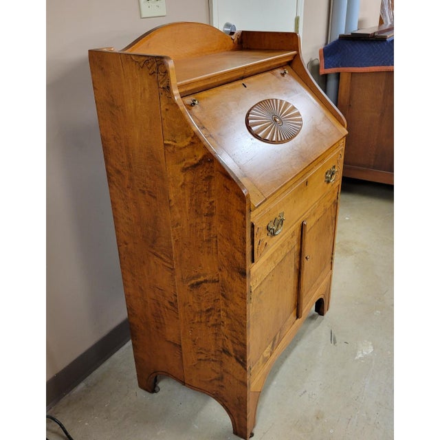 American Antique American Slant-Front Secretary Desk in Maple, Early 19th Century For Sale - Image 3 of 11