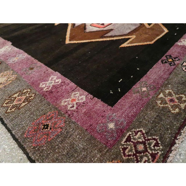 Galerie Shabab Collection Mid-20th Century Handmade Turkish Anatolian Gallery Rug For Sale - Image 9 of 10