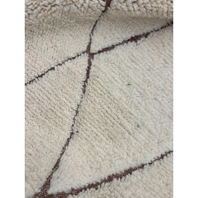 Handwoven Moroccan Beni Ouarain Rug in Natural Wool with Diamond Pattern, 2010s For Sale - Image 6 of 12