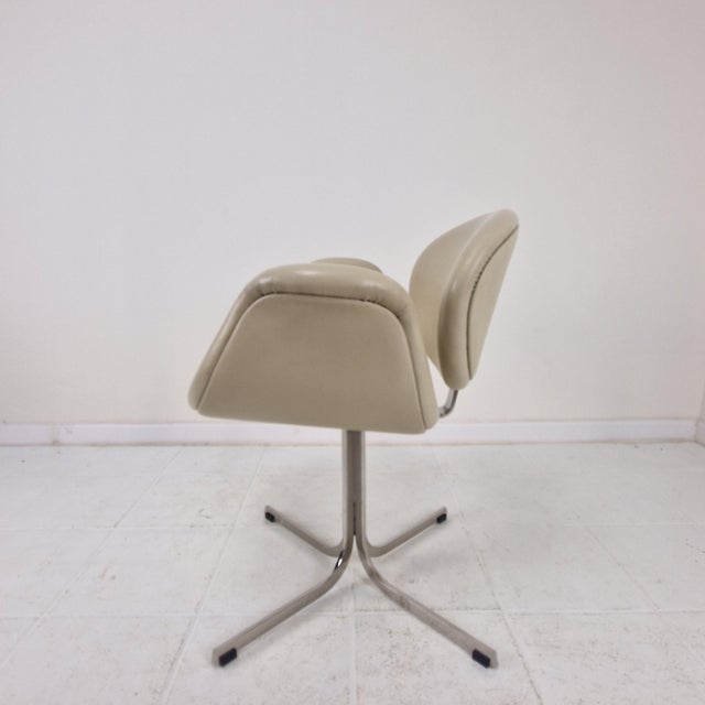 2000 - 2009 Mid-Century Modern Ivory Leather Little Tulip Chairs by Pierre Paulin for Artifort For Sale - Image 5 of 12