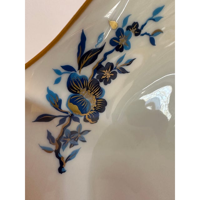 Lenox 1980s Lenox "Pagoda" Pattern 11 Inches Diameter Cake Platter Scalloped Edges, Floral Design in Ivory and Blue With 24k Gold Trim For Sale - Image 4 of 18