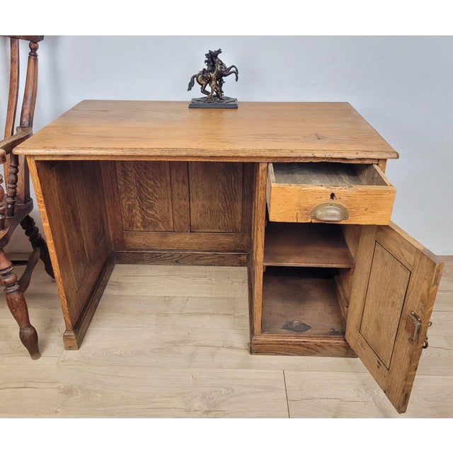 This is a delightful vintage Pedestal writing desk that adds a sophistication country character to a home office or living...