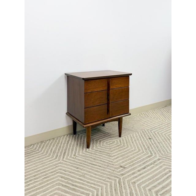 United Furniture Corporation United Furniture MCM Nightstand Intricate Wood Pulls Vintage Bedside Table For Sale - Image 4 of 10