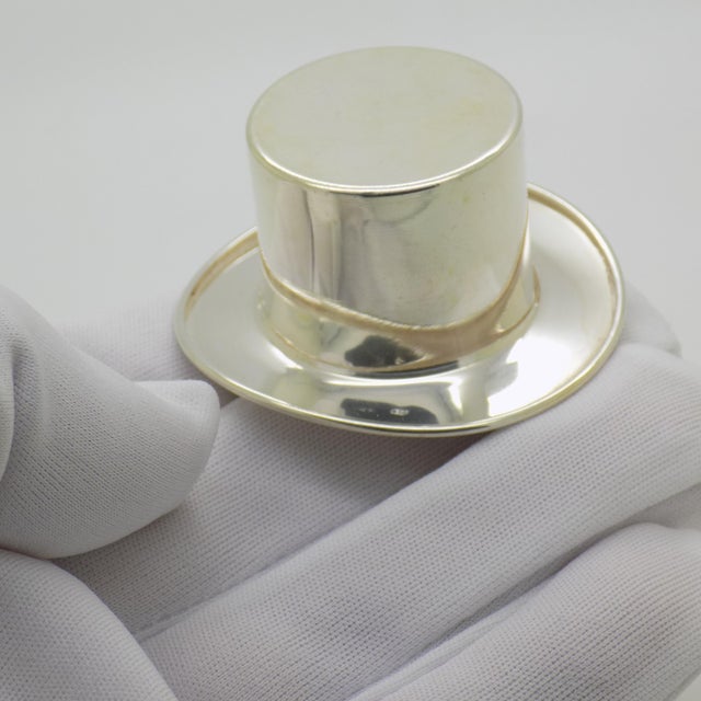 A vintage miniature depicting an elegant top hat, handcrafted in Continental Silver (800/000) in Florence between the...