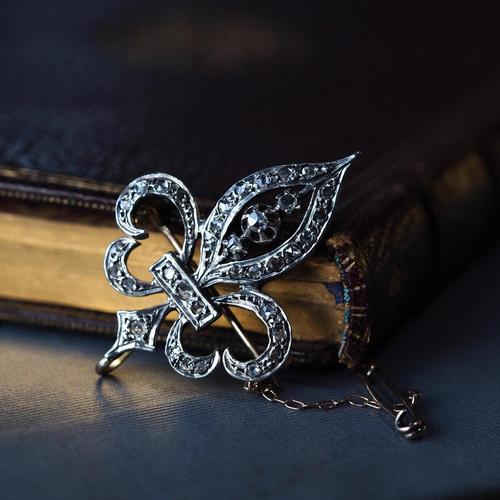 Antique French 18 Karat Gold and Silver Fleur de Lys Brooch with Diamond, 1900s For Sale - Image 5 of 18