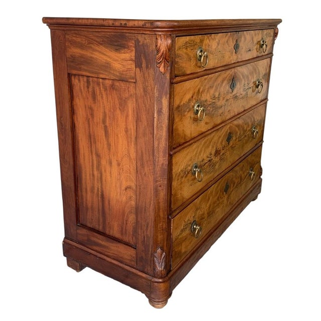English 18th C. William and Mary Walnut Chest of Drawers For Sale - Image 3 of 10