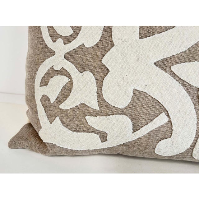 Rustic European Natural Linen Appliqué Lumbar Pillow – European Style Decorative Accent Cushion For Sale - Image 3 of 9