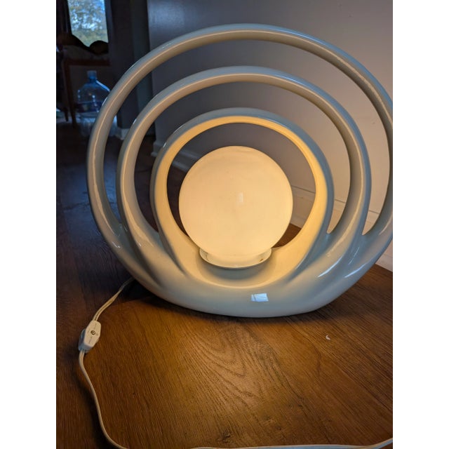This 1980s opalescent glazed Halo lamp is in very good condition. shaped like a shell. Glass shade