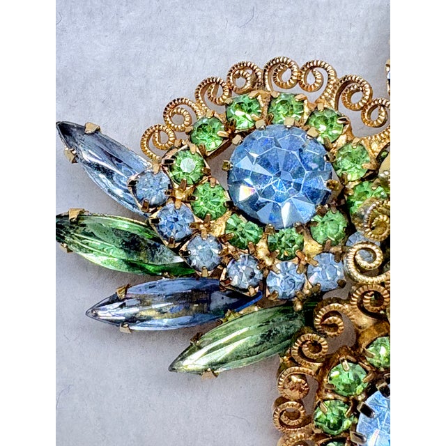 1950s Mid‑Century Hobé © Layered Gilt Filigree and Rhinestone Floral Spray Brooch For Sale - Image 5 of 10