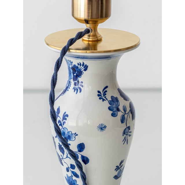 1970s Royal Delft Blue, White, and Green Chinoiserie Bird Table Lamp, 1979 For Sale - Image 5 of 17