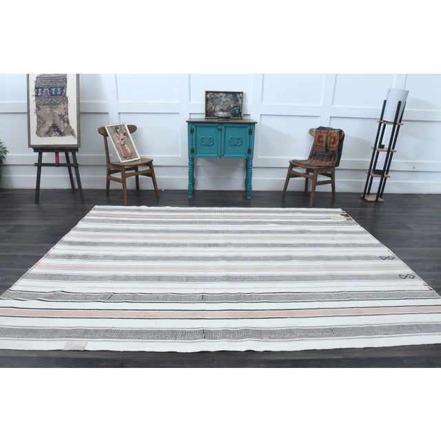 Mid-Century Modern 1970s Vintage Handmade Wool Cotton White Gray Area Rug For Sale - Image 3 of 11