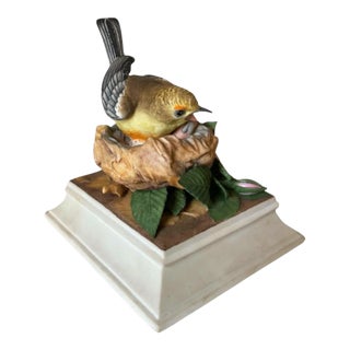 Mid 20th Century Boehm Porcelain Bird Figurine #445f - Prothonotary Warbler For Sale