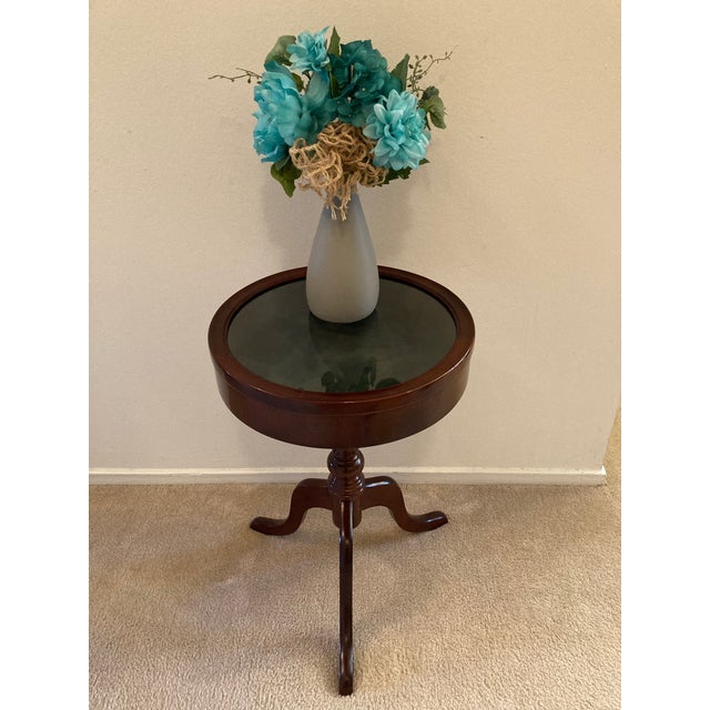 A 1930s style mahogany pedestal lift top vitrine showcase table. Felt-lined display interior with removable glass top....