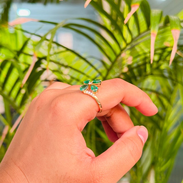 Nature-Inspired 14k Gold Motif Emerald Diamond Contemporary Ring Size 6.5 For Sale - Image 11 of 16