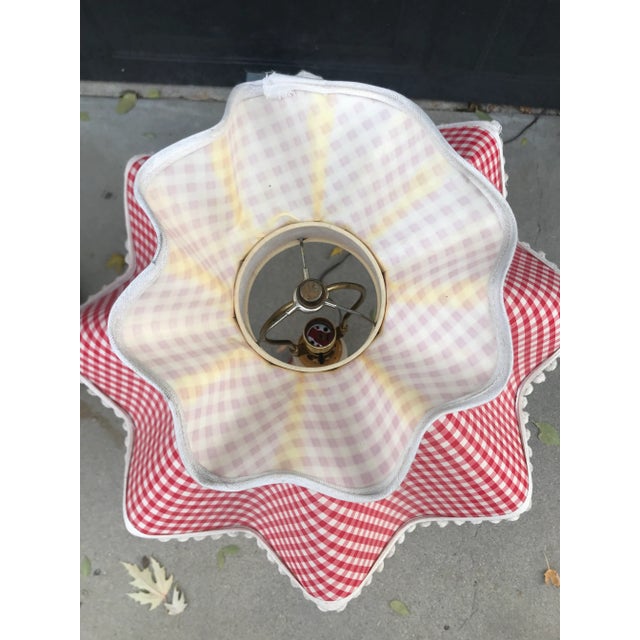 Stiffel A Pair of Cottage-Core Stiffel Attributed Brass and White Porcelain Table Lamps With Gingham Red Shades For Sale - Image 4 of 12
