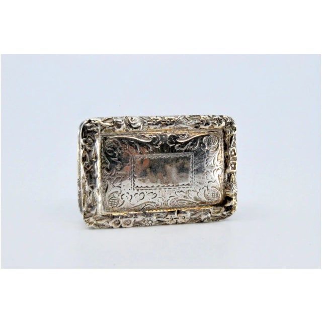 George IV Silver and Gold Vinaigrette Box with Lid Engraving and Friezes For Sale - Image 6 of 9