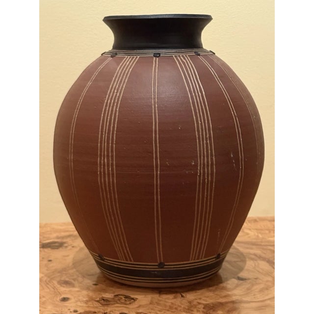 1980s Kenneth Allen Fine Stoneware Pottery Vase Scraffrito Design 11" Signed & Dated For Sale - Image 11 of 15