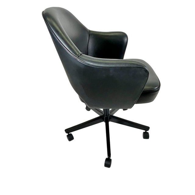 Mid-Century Modern Saarinen Executive Armchair in Obsidian Black Leather, Black Swivel Base. For Sale - Image 3 of 7
