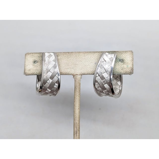 Trifari Vintage 1962 Signed Trifari Ad Piece Rhodium Plated "Woven" Ribbon Clip Earrings-2 Pieces For Sale - Image 4 of 8
