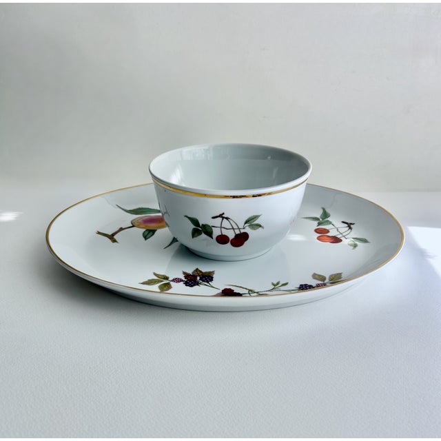 English Mid 20th Century Royal Worcester Evesham Gold Platter & Bowl For Sale - Image 3 of 18