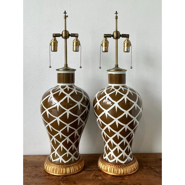 Metal Vintage Regency Bunny Williams “Chicken Feathers” Glazed Ceramic Lamps - A Pair For Sale - Image 7 of 11