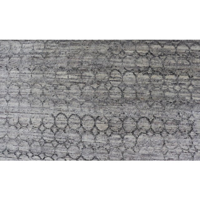 Light Gray Modern Rug With All-Over Chain Design in Dark Gray For Sale - Image 9 of 12