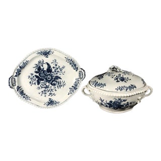 Late 18th Century First Period Worcester Porcelain Soup Tureen, Cover and Stand, Pine Cone Pattern, Blue and White For Sale
