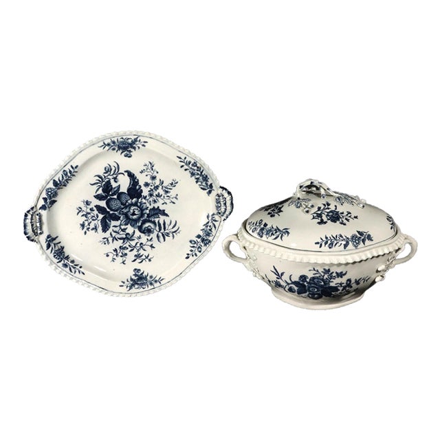 Late 18th Century First Period Worcester Porcelain Soup Tureen, Cover and Stand, Pine Cone Pattern, Blue and White For Sale