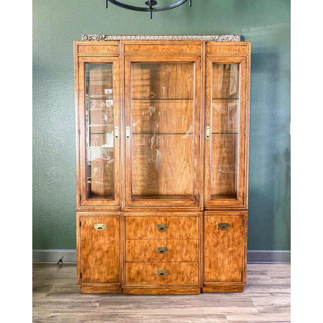Drexel Heritage Passage Lighted China Cabinet, Campaign Style Display Hutch, 1980s For Sale - Image 11 of 13
