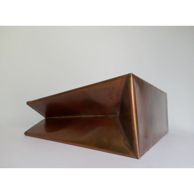 Vintage C.1950's Hollywood Regency Hammered Copper & Polished Brass Magazine Holder For Sale - Image 12 of 13