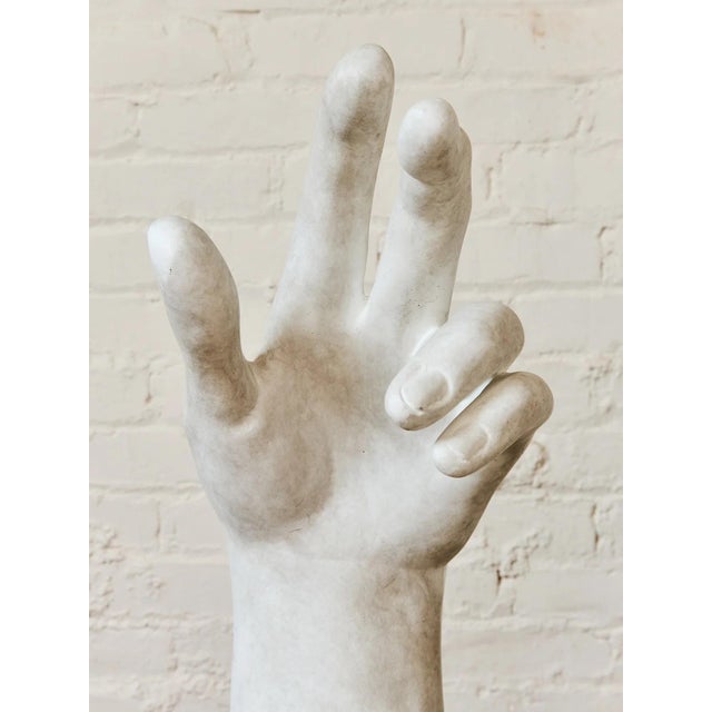 Whether they are simply decorative sculptures, or vases filled with flowers, find beautiful objects in various sizes,...