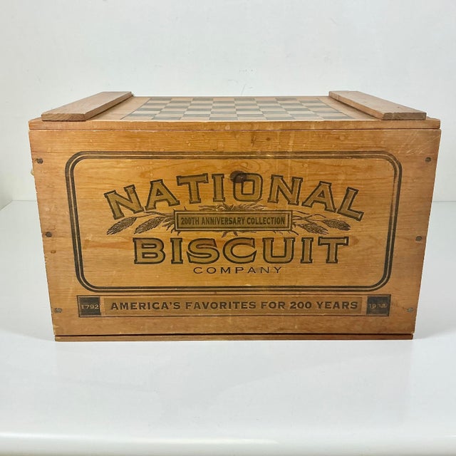 1990s 1990s Vintage Boho Chic Americana Rustic Commemorative Biscuit Pine Box Game Board For Sale - Image 5 of 18