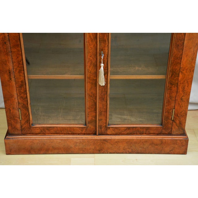 English Victorian Bookcase in Figured Walnut, 1870 For Sale - Image 15 of 18