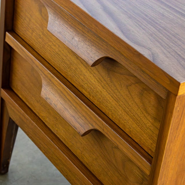 Mid-20th Century MCM Nightstand Side or End Table Attributed to Johnson Carper Fashion Trend Line For Sale - Image 11 of 17