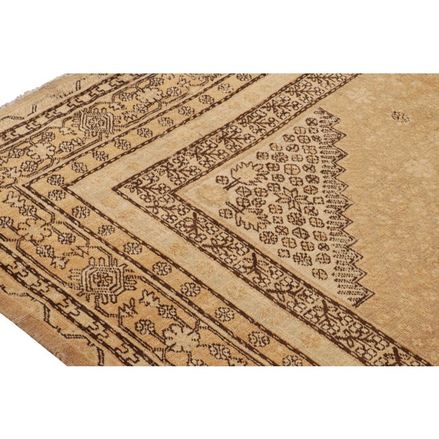19th Century Beige Brown Antique Khotan Rug Medallion Pattern – Transitional Style For Sale - Image 5 of 7