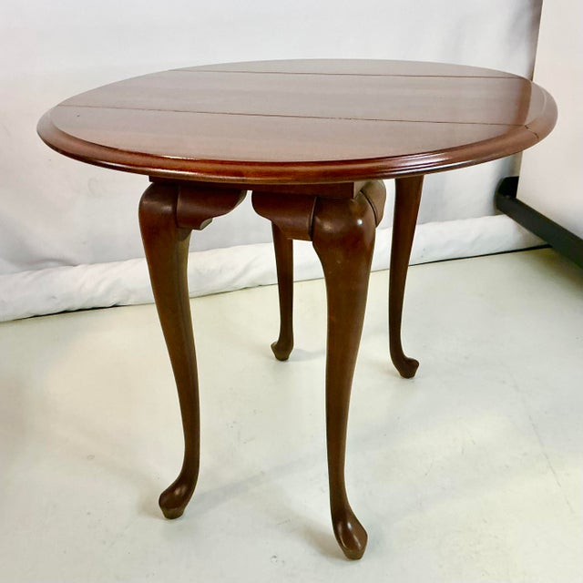 1980s Vintage Traditional English Queen Anne Mahogany Drop Leaf Side Table For Sale - Image 10 of 13