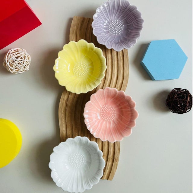 This four-piece set of dipping dishes features a flower-shaped design with realistic texturing on the bowls, making them...