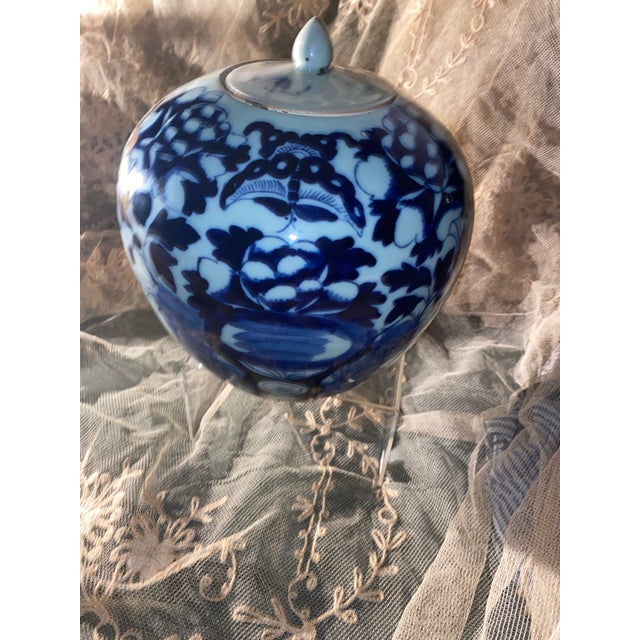 19th Century 19th-Century Chinese Blue and White Porcelain Ginger Jar With Floral Motifs. For Sale - Image 5 of 12