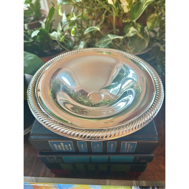 Mid 20th Century Vintage Wm Rogers Silver Plate Pedestal Dish With Gadroon Trim For Sale - Image 5 of 10