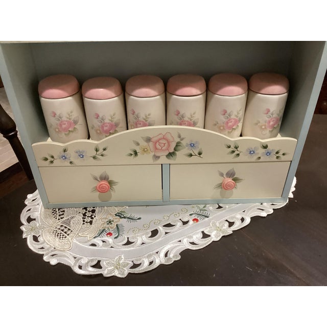 Art Nouveau 1990s Pfaltzgraff Tea Rose Wall Spice Rack With 12 Canisters with Shelf New Rare Complete Set For Sale - Image 3 of 18