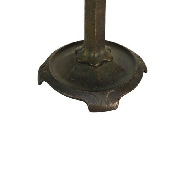 Late 20th Century Tiffany Style Leaded Stained Glass Daffodil Table Lamp With Bronzed Base For Sale - Image 6 of 15